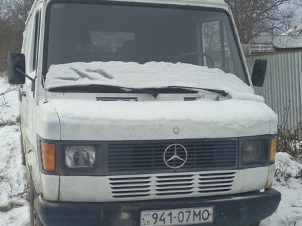Мерседес 208 груз. 1995 в Черновцах на Automoto.ua Белый Мерседес 208 груз., объемом двигателя 2.3 л и пробегом 350 тыс. км за 2600 $, фото 1 на Automoto.ua