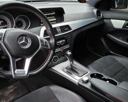 Белый Мерседес 220, объемом двигателя 0 л и пробегом 170 тыс. км за 12000 $, фото 5 на Automoto.ua