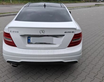 Белый Мерседес 220, объемом двигателя 0 л и пробегом 170 тыс. км за 12000 $, фото 3 на Automoto.ua