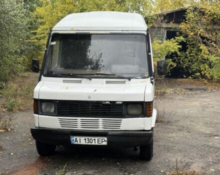 Белый Мерседес 220, объемом двигателя 2.9 л и пробегом 500 тыс. км за 1500 $, фото 2 на Automoto.ua