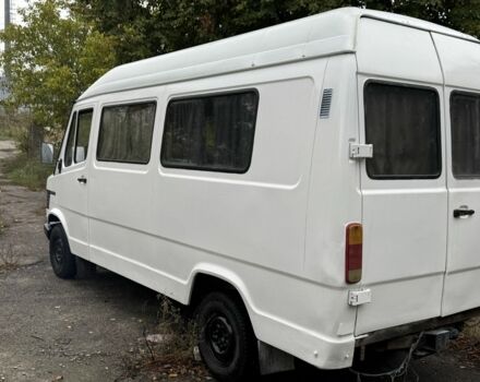 Белый Мерседес 220, объемом двигателя 2.9 л и пробегом 500 тыс. км за 1500 $, фото 7 на Automoto.ua