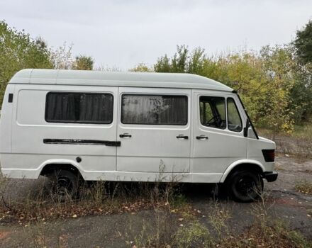 Белый Мерседес 220, объемом двигателя 2.9 л и пробегом 500 тыс. км за 1500 $, фото 4 на Automoto.ua