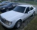 Белый Мерседес 220, объемом двигателя 2.2 л и пробегом 305 тыс. км за 3500 $, фото 1 на Automoto.ua