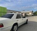 Белый Мерседес 220, объемом двигателя 2.2 л и пробегом 400 тыс. км за 2000 $, фото 1 на Automoto.ua