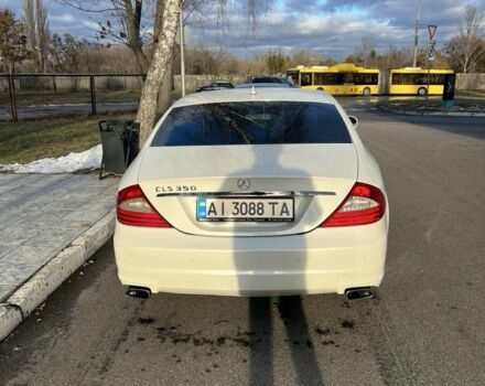 Белый Мерседес 220, объемом двигателя 3.5 л и пробегом 247 тыс. км за 9999 $, фото 1 на Automoto.ua