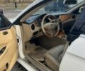 Белый Мерседес 220, объемом двигателя 3.5 л и пробегом 247 тыс. км за 9999 $, фото 3 на Automoto.ua