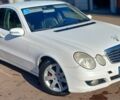Белый Мерседес 220, объемом двигателя 2 л и пробегом 343 тыс. км за 5400 $, фото 3 на Automoto.ua