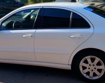 Белый Мерседес 220, объемом двигателя 2 л и пробегом 343 тыс. км за 5400 $, фото 4 на Automoto.ua