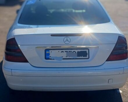Белый Мерседес 220, объемом двигателя 2 л и пробегом 343 тыс. км за 5400 $, фото 1 на Automoto.ua