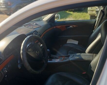 Белый Мерседес 220, объемом двигателя 2 л и пробегом 343 тыс. км за 5400 $, фото 5 на Automoto.ua