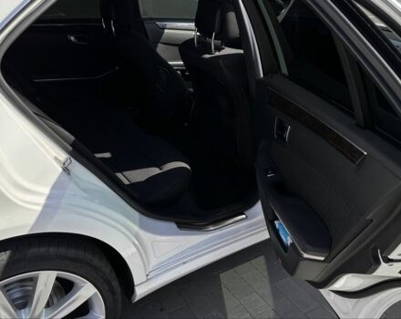 Белый Мерседес 220, объемом двигателя 2.1 л и пробегом 213 тыс. км за 7499 $, фото 5 на Automoto.ua