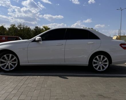 Белый Мерседес 220, объемом двигателя 2.1 л и пробегом 213 тыс. км за 7499 $, фото 1 на Automoto.ua