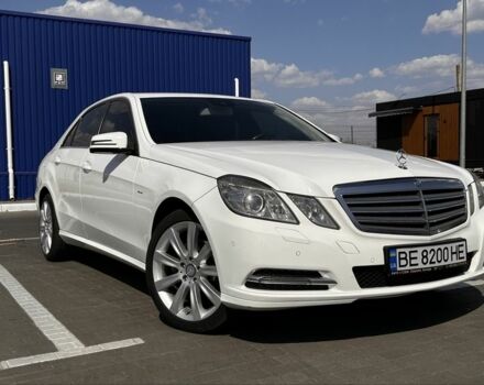 Белый Мерседес 220, объемом двигателя 2.1 л и пробегом 213 тыс. км за 7499 $, фото 2 на Automoto.ua