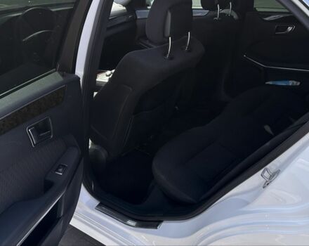 Белый Мерседес 220, объемом двигателя 2.1 л и пробегом 213 тыс. км за 7499 $, фото 6 на Automoto.ua