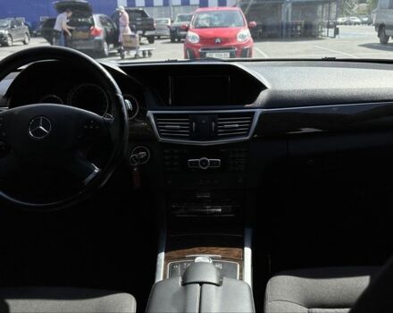 Белый Мерседес 220, объемом двигателя 2.1 л и пробегом 213 тыс. км за 7499 $, фото 3 на Automoto.ua