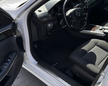 Белый Мерседес 220, объемом двигателя 2.1 л и пробегом 213 тыс. км за 7499 $, фото 4 на Automoto.ua