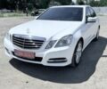 Белый Мерседес 220, объемом двигателя 2.2 л и пробегом 142 тыс. км за 15000 $, фото 1 на Automoto.ua