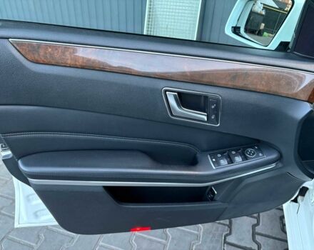 Білий Мерседес 220, об'ємом двигуна 2.1 л та пробігом 274 тис. км за 17500 $, фото 13 на Automoto.ua