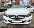 Белый Мерседес 220, объемом двигателя 2.1 л и пробегом 150 тыс. км за 15300 $, фото 1 на Automoto.ua