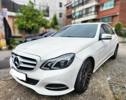 Білий Мерседес 220, об'ємом двигуна 2.1 л та пробігом 150 тис. км за 15300 $, фото 1 на Automoto.ua