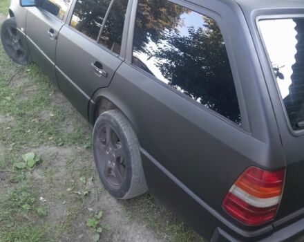 Білий Мерседес 220, об'ємом двигуна 2.2 л та пробігом 400 тис. км за 2000 $, фото 2 на Automoto.ua