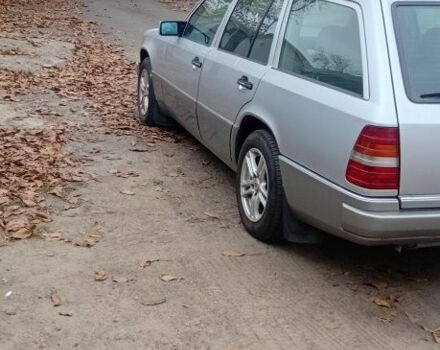 Белый Мерседес 220, объемом двигателя 2.2 л и пробегом 500 тыс. км за 3750 $, фото 9 на Automoto.ua