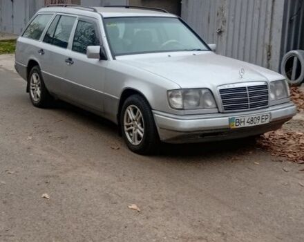 Белый Мерседес 220, объемом двигателя 2.2 л и пробегом 500 тыс. км за 3750 $, фото 1 на Automoto.ua