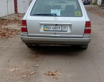 Белый Мерседес 220, объемом двигателя 2.2 л и пробегом 500 тыс. км за 3750 $, фото 5 на Automoto.ua