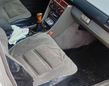 Белый Мерседес 220, объемом двигателя 2.2 л и пробегом 500 тыс. км за 3750 $, фото 10 на Automoto.ua