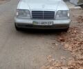 Белый Мерседес 220, объемом двигателя 2.2 л и пробегом 500 тыс. км за 3750 $, фото 2 на Automoto.ua