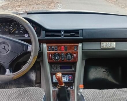 Белый Мерседес 220, объемом двигателя 2.2 л и пробегом 500 тыс. км за 3750 $, фото 14 на Automoto.ua