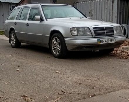 Белый Мерседес 220, объемом двигателя 2.2 л и пробегом 500 тыс. км за 3750 $, фото 3 на Automoto.ua