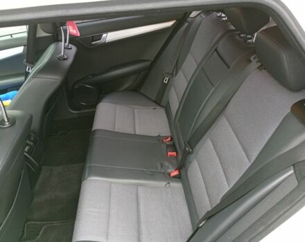 Белый Мерседес 220, объемом двигателя 2.1 л и пробегом 360 тыс. км за 9300 $, фото 9 на Automoto.ua