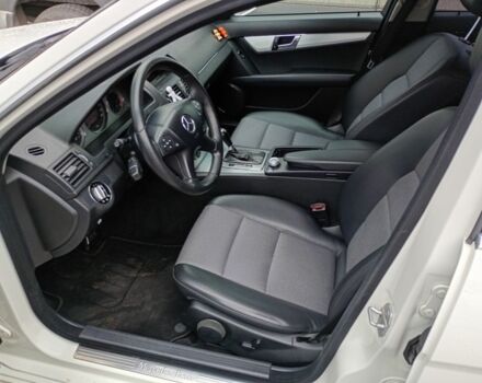 Белый Мерседес 220, объемом двигателя 2.1 л и пробегом 360 тыс. км за 9300 $, фото 5 на Automoto.ua