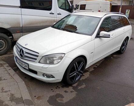 Белый Мерседес 220, объемом двигателя 2.1 л и пробегом 360 тыс. км за 9300 $, фото 1 на Automoto.ua