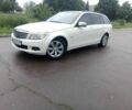 Белый Мерседес 220, объемом двигателя 2.1 л и пробегом 370 тыс. км за 8000 $, фото 1 на Automoto.ua