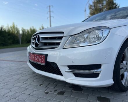 Белый Мерседес 220, объемом двигателя 2.2 л и пробегом 241 тыс. км за 10700 $, фото 4 на Automoto.ua