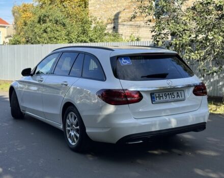 Белый Мерседес 220, объемом двигателя 2 л и пробегом 144 тыс. км за 28900 $, фото 3 на Automoto.ua