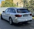 Белый Мерседес 220, объемом двигателя 2 л и пробегом 144 тыс. км за 28900 $, фото 3 на Automoto.ua