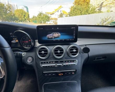 Белый Мерседес 220, объемом двигателя 2 л и пробегом 144 тыс. км за 28900 $, фото 16 на Automoto.ua