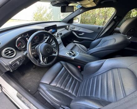 Белый Мерседес 220, объемом двигателя 2 л и пробегом 144 тыс. км за 28900 $, фото 17 на Automoto.ua