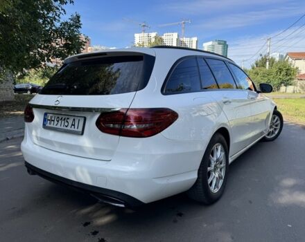 Белый Мерседес 220, объемом двигателя 2 л и пробегом 144 тыс. км за 28900 $, фото 13 на Automoto.ua