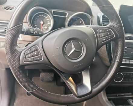 Белый Мерседес 220, объемом двигателя 2 л и пробегом 90 тыс. км за 35999 $, фото 3 на Automoto.ua