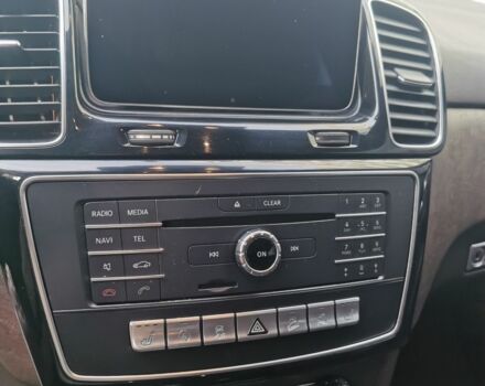 Белый Мерседес 220, объемом двигателя 2 л и пробегом 90 тыс. км за 35999 $, фото 5 на Automoto.ua