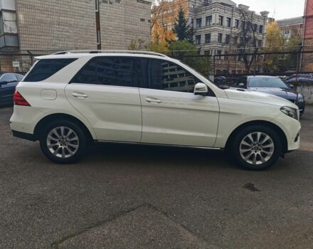 Белый Мерседес 220, объемом двигателя 2 л и пробегом 90 тыс. км за 35999 $, фото 1 на Automoto.ua