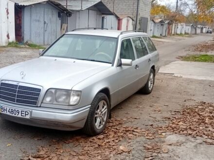 Белый Мерседес 220, объемом двигателя 2.2 л и пробегом 500 тыс. км за 3750 $, фото 1 на Automoto.ua
