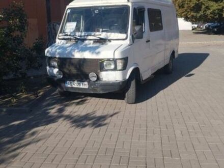 Белый Мерседес 220, объемом двигателя 2.3 л и пробегом 600 тыс. км за 2200 $, фото 1 на Automoto.ua