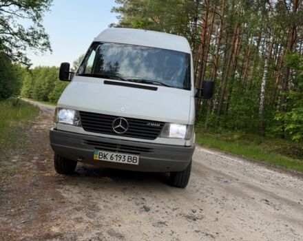 Белый Мерседес 220, объемом двигателя 2.9 л и пробегом 3 тыс. км за 5400 $, фото 1 на Automoto.ua