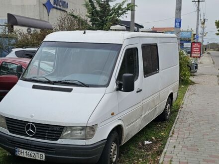 Белый Мерседес 220, объемом двигателя 2.9 л и пробегом 300 тыс. км за 2500 $, фото 1 на Automoto.ua