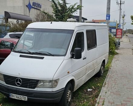 Белый Мерседес 220, объемом двигателя 2.9 л и пробегом 300 тыс. км за 2500 $, фото 1 на Automoto.ua